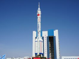 China lanza el cohete para la próxima misión de astronautas a la estación espacial Tiangong (fotos)